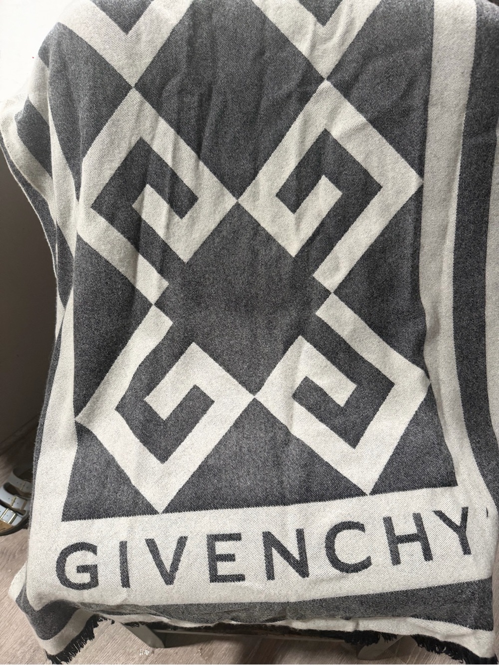 GIVENCHY BLACK & WHITE SCARF / WRAP